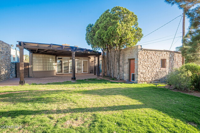 Building Photo - 727 McKelligon Dr