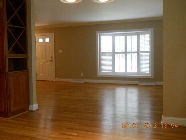 Building Photo - Murray Hill renovated single family house