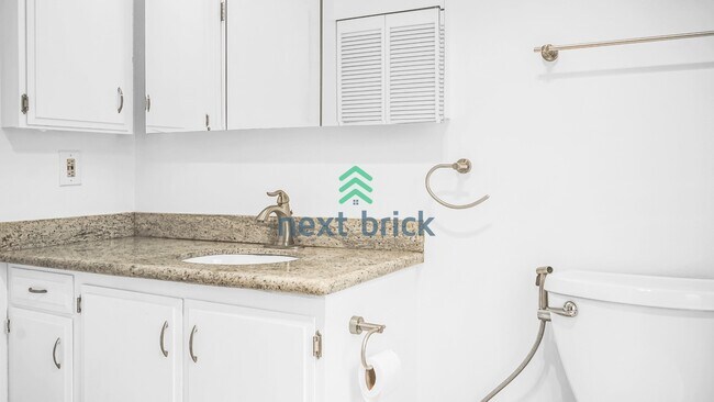Building Photo - Exceptional 2Bed/2 Bath Uptown/Queen Anne condominium.
