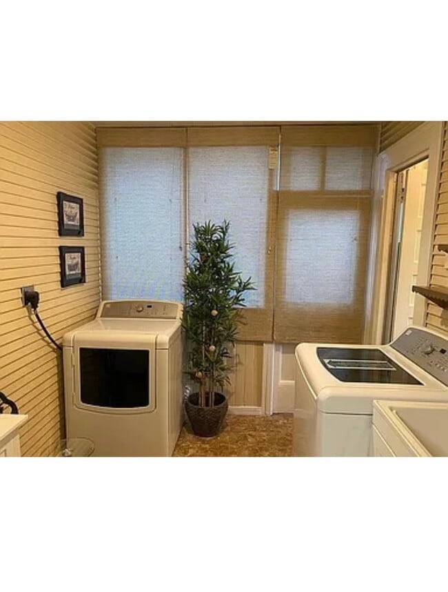 Building Photo - V st