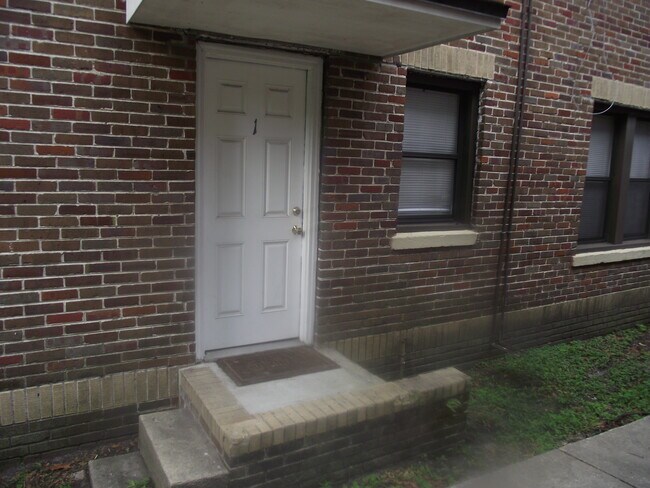 kitchen entrance - 831 King St