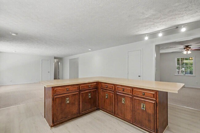 Building Photo - 151 Country Club Dr