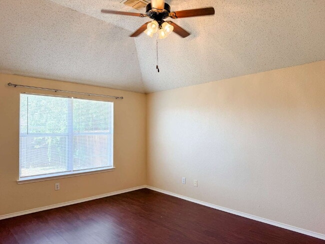 Building Photo - 3 Bed, 2 Bath Home in Burleson, TX