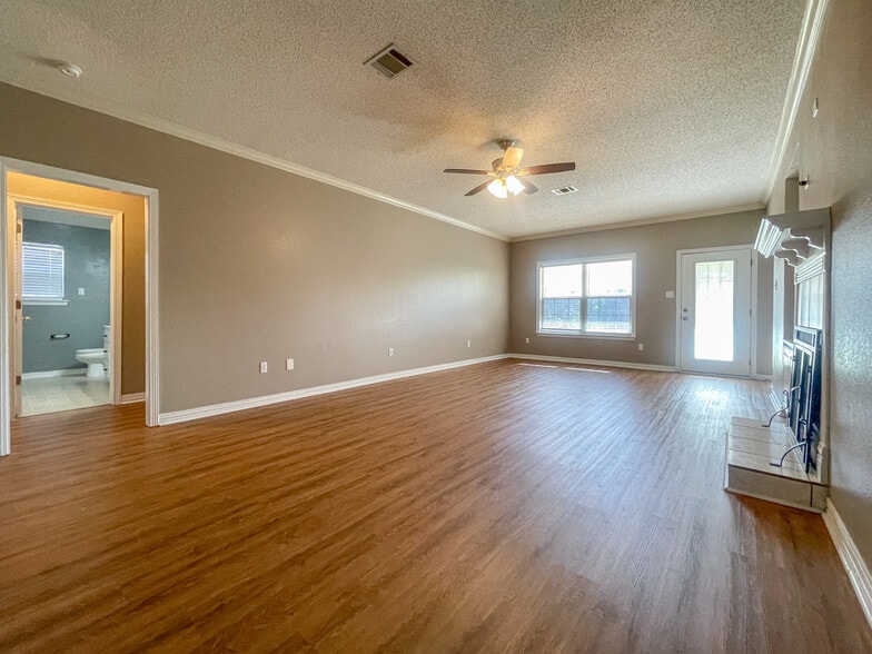 Building Photo - 1029 S Haven