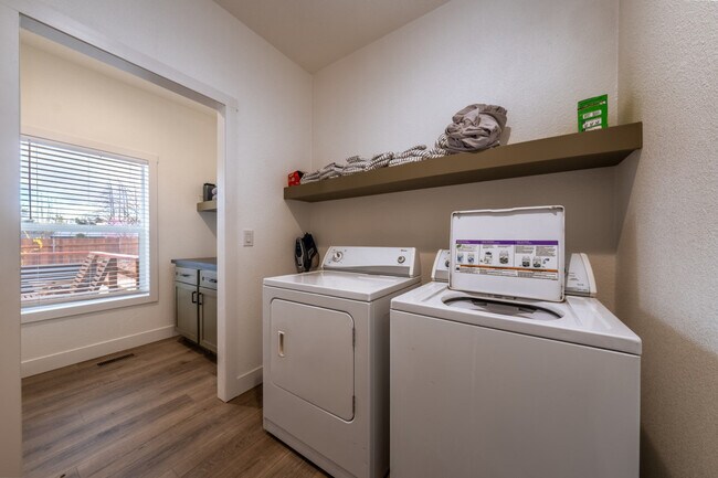 Building Photo - 523 W Vance Dr