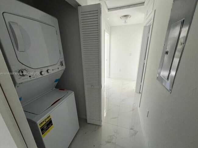 Building Photo - 3 bedroom in Miami FL 33150