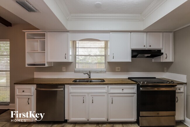 Building Photo - 1120 Brandon Lakes Ave