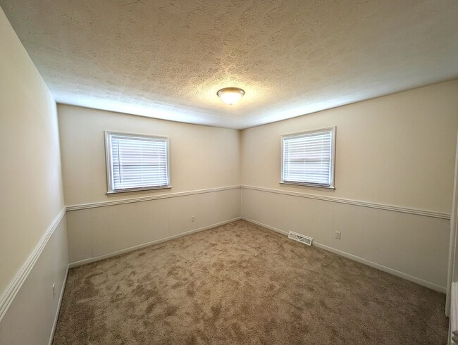 Building Photo - CherryVille Downtown, 3 bedroom, 100% Upgraded.