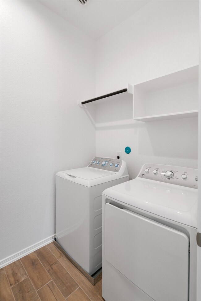 Building Photo - 611 Silver Pear Ct