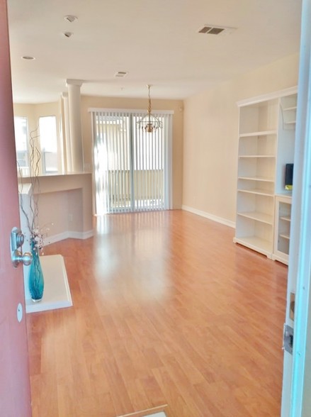 Living room - 317 W Summerfield Cir