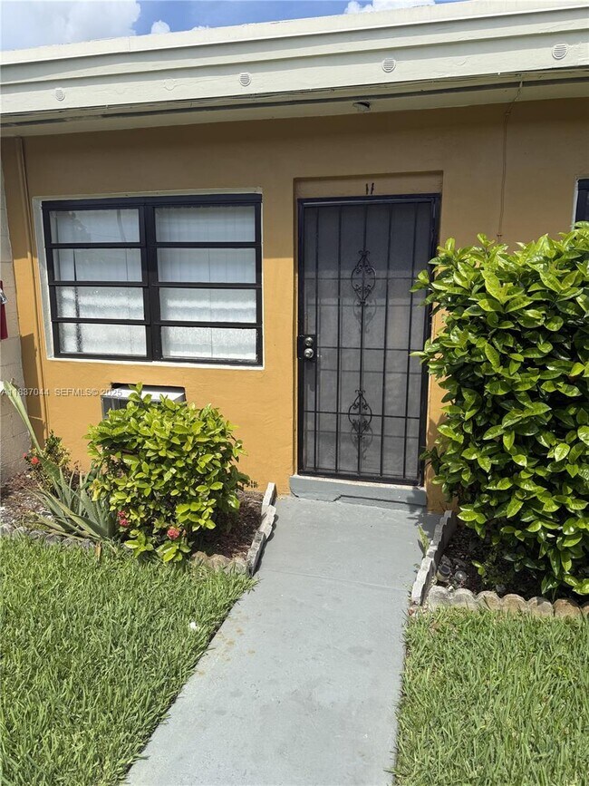 Building Photo - 1845 Pembroke Rd