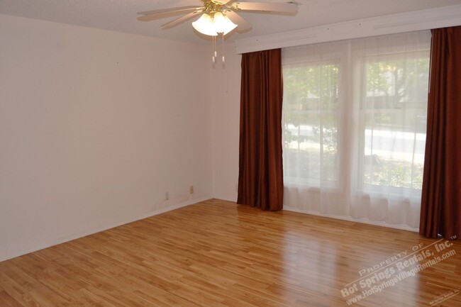 Building Photo - West Gate Area | Townhome | Unfurnished