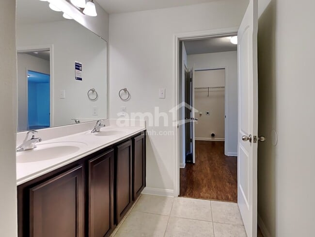 Building Photo - 1012 Summer Stream Rd