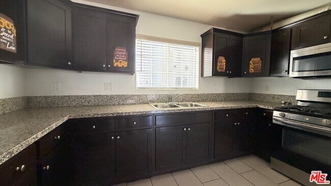 Building Photo - 1210 W 39th St