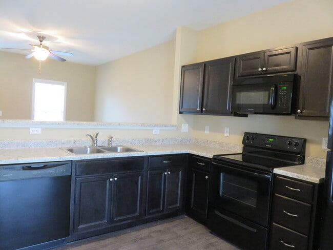 Building Photo - 2 Bedroom, 2.5 Bath Townhome In Applewood
