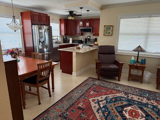 Building Photo - 1221 SE 3rd St