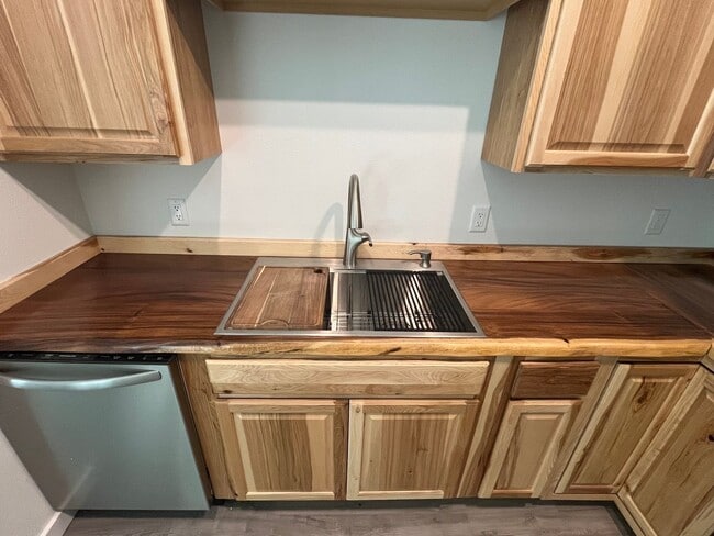 Building Photo - 3 Bedroom home for rent / Water holding ta...