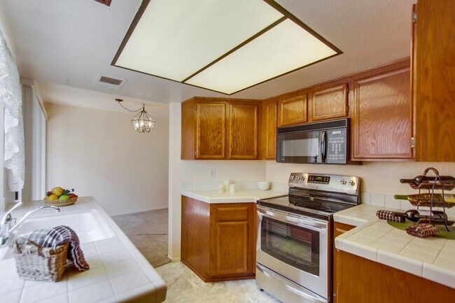 Building Photo - Spacious Townhome in University City for Rent!