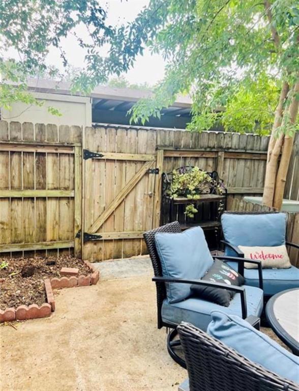 Building Photo - 2112 Greenbriar Colony Dr