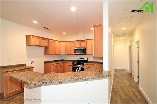 Building Photo - 2530 Rainbow Ln