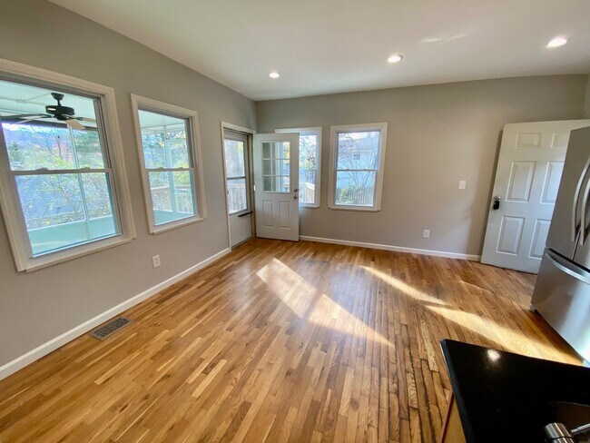 Building Photo - 40 Larchmont Rd
