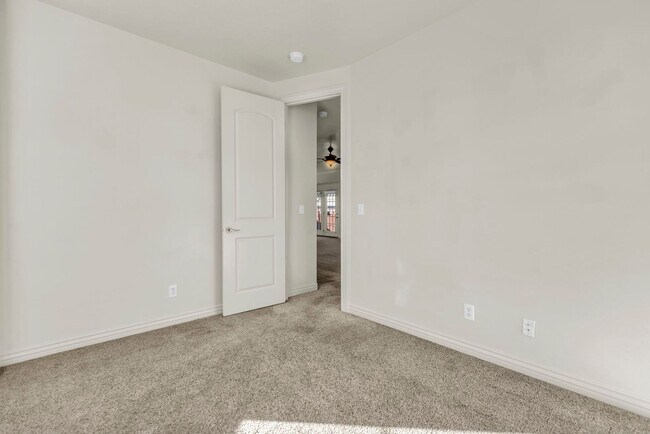 Building Photo - Charming Midway Home - Available Now!