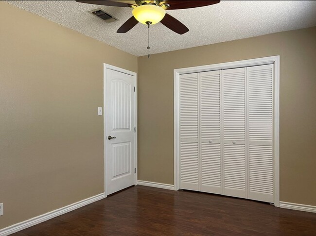Building Photo - Beautiful 3 bedroom 2 bath home close to S...