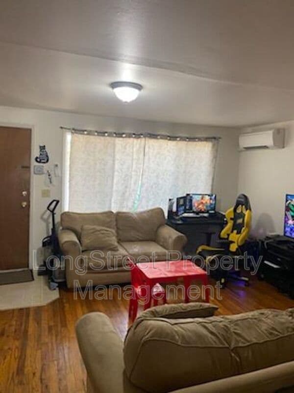 Building Photo - 350 SE Lilly