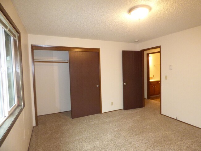 Building Photo - Rent Special: 1/2 Off June's Rent!! 2-bedroom Single Level Apartment