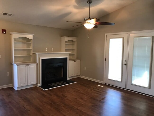 Building Photo - 121 McKenna Cir