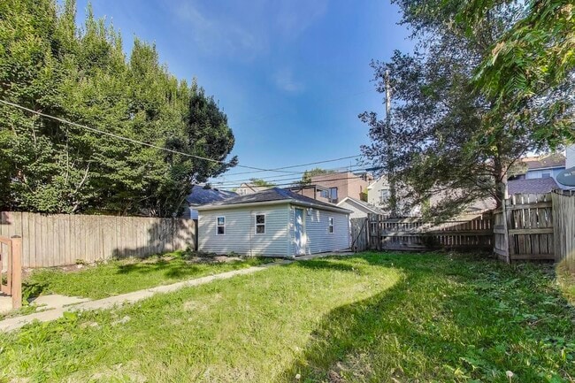 Building Photo - 1612 W Erie St