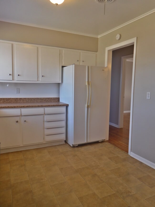 Building Photo - 3 Bed, 1.5 Bath Fenced Pets Allowed