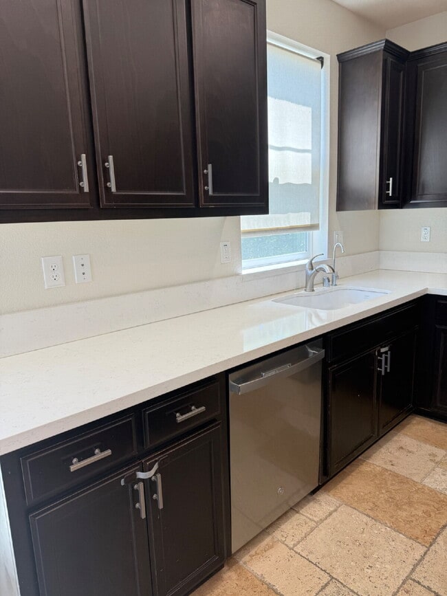 Building Photo - Gorgeous 4 Bed/4 Bath End Unit Condo with ...
