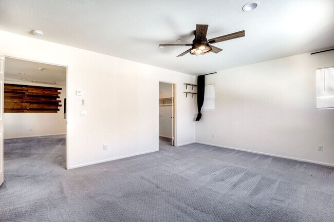 Building Photo - Beautiful Horse Creek Ridge Spacious 3 Bed / 2.5 Bath Home in Fallbrook with Solar