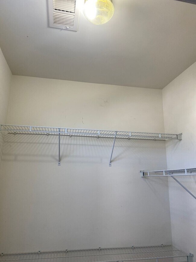 Building Photo - 3 Bedroom Townhome in Sterling, with a large complete loft on top floor