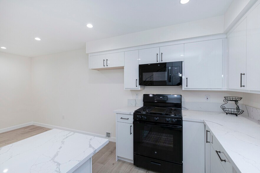 Building Photo - 15849 1/2 Malden St