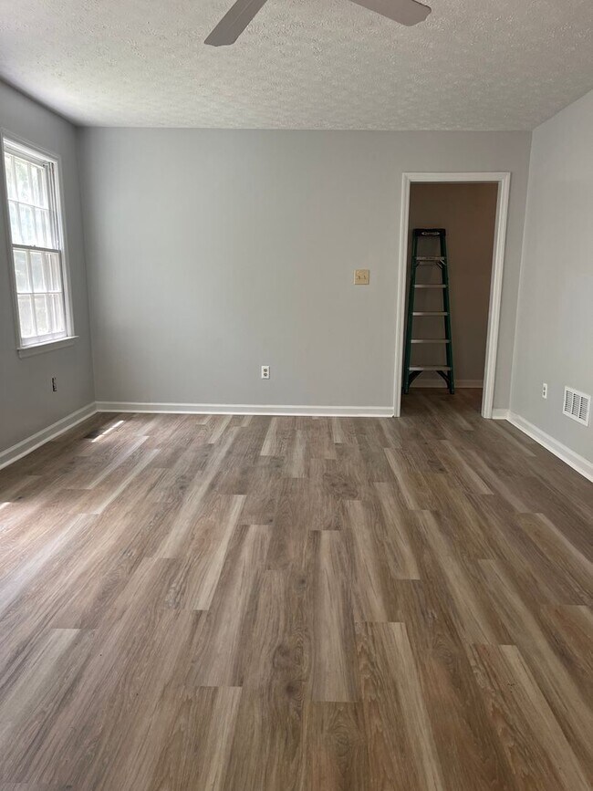 Building Photo - Westwood Hills! 3 BR 2 1/2 Bath home off M...