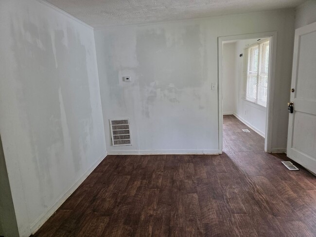 Building Photo - 2BEDROOM 1BATH