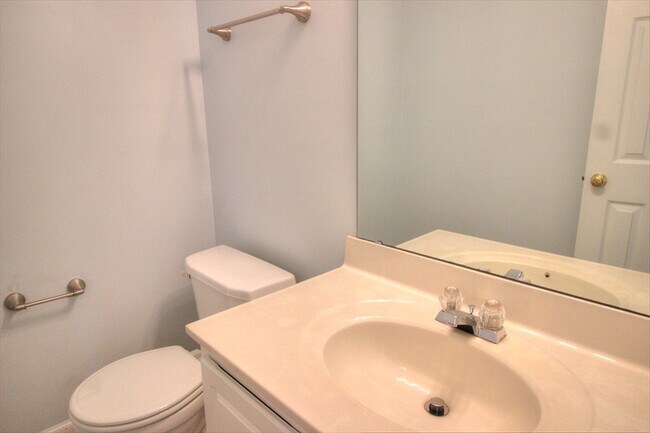 Building Photo - Nice 3 bedroom townhouse in SW Durham!
