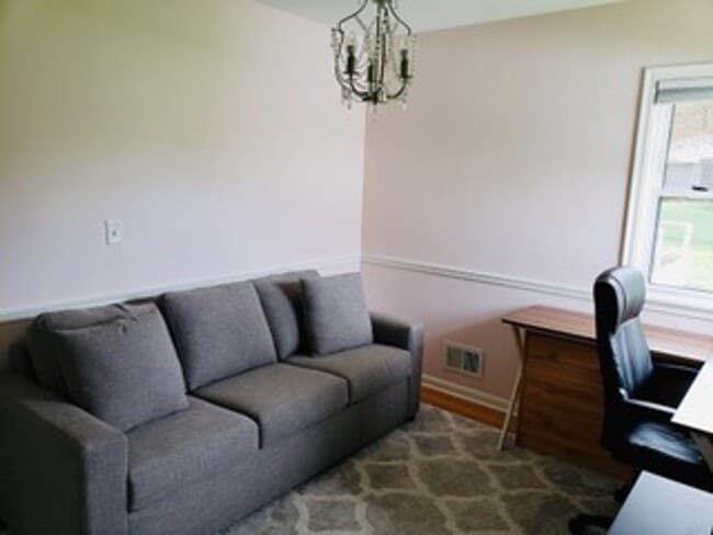 Building Photo - Stunning 4 bedroom rambler in beautiful Ro...