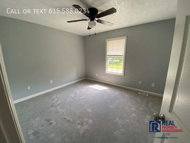 Building Photo - End Unit Conveniently Located 2BR/1.5BA Ap...