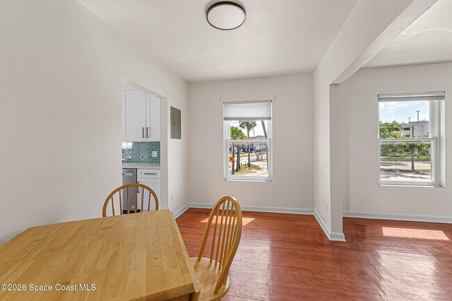 Building Photo - 1008 E Strawbridge Ave