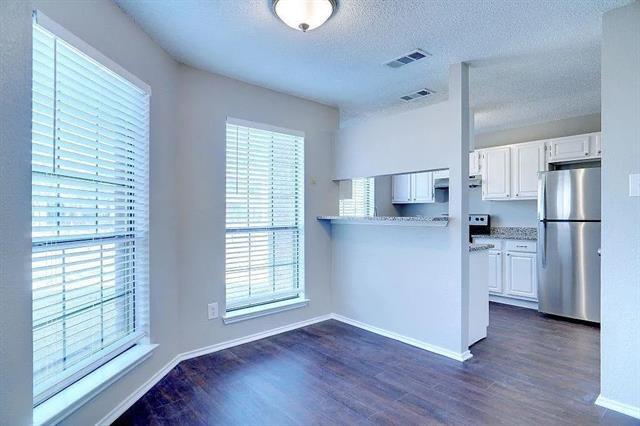 Building Photo - 1400 Paintbrush St