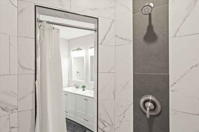 Building Photo - Short Term Only