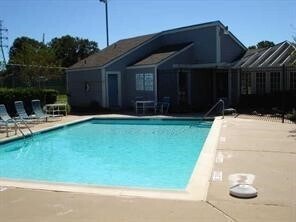 Building Photo - 734 Memorial Mews St