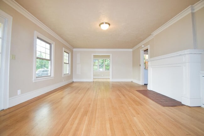 Building Photo - 2334 Augusta St