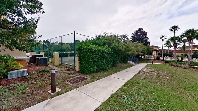 Building Photo - Beautiful Townhouse Style Apartment availa...