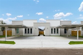 Building Photo - 806 S Linda St