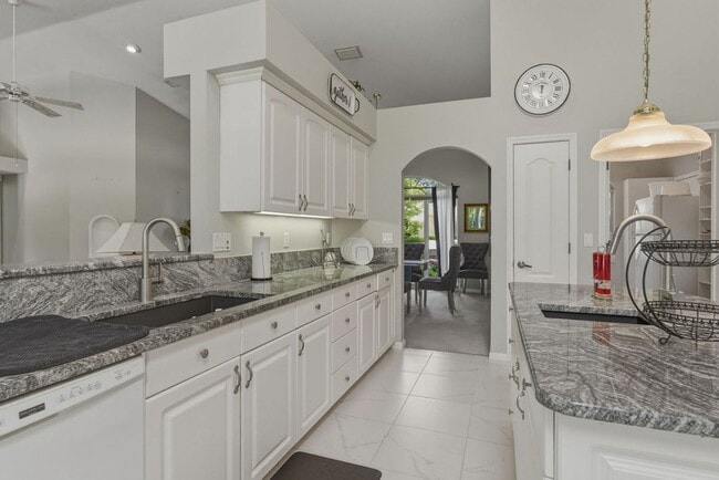 Building Photo - Must See Immaculate 3/2 Rainbow Springs with Lanai