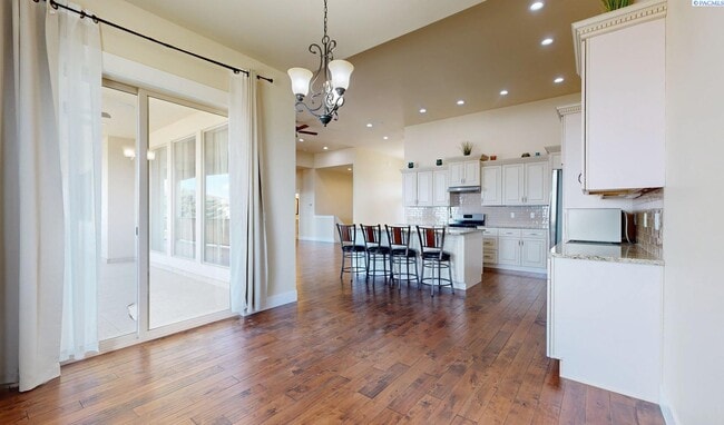 Building Photo - 4 bed, 4 bath home in Kennewick